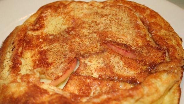How to Bake German Apple Pancakes With Fruit Butter