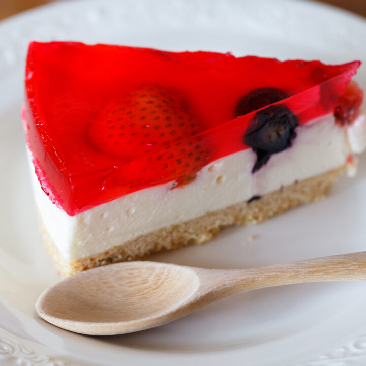strawberry jello cheesecake with fruit