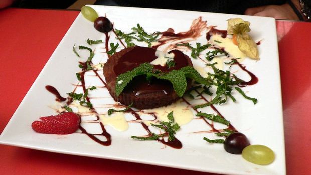 How to Make Chocolate Fondants With Chocolate Sauce