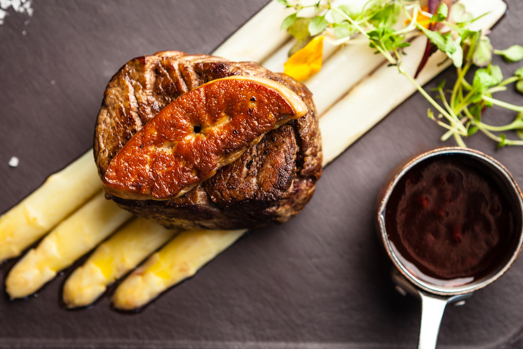 Tournedos Rossini with asparagus
