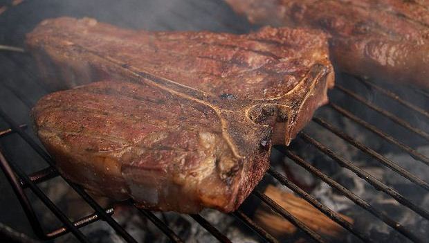 How to Cook Grilled T-Bone Steak With Tomato Chili Sauce